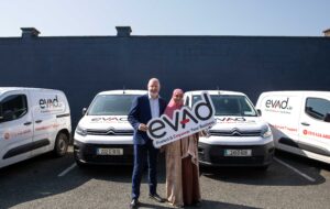 Les Dunne and Ifrah Ahmed at the laptop donation handover.